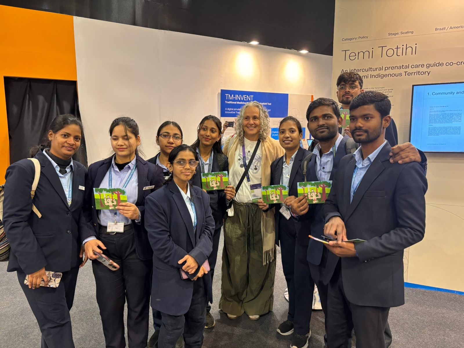 Coordenadora do projeto Redes de Cuidado apresenta guia de atenção ao pré-natal ao lado de estudantes