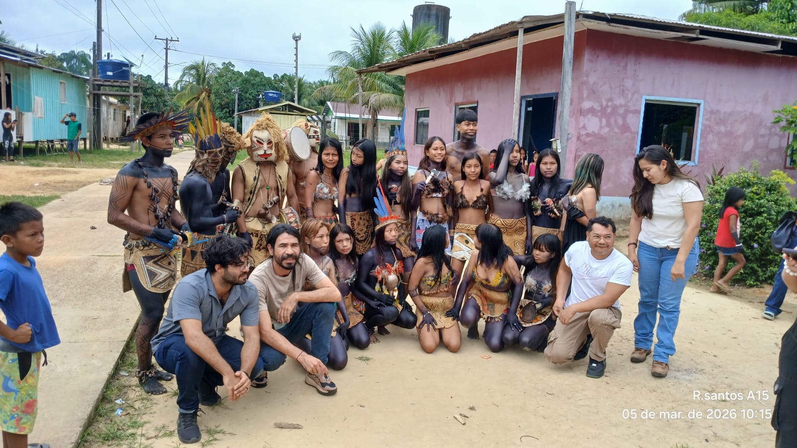 Equipe do MPI posa para registro fotográfico com indígenas no Amazonas