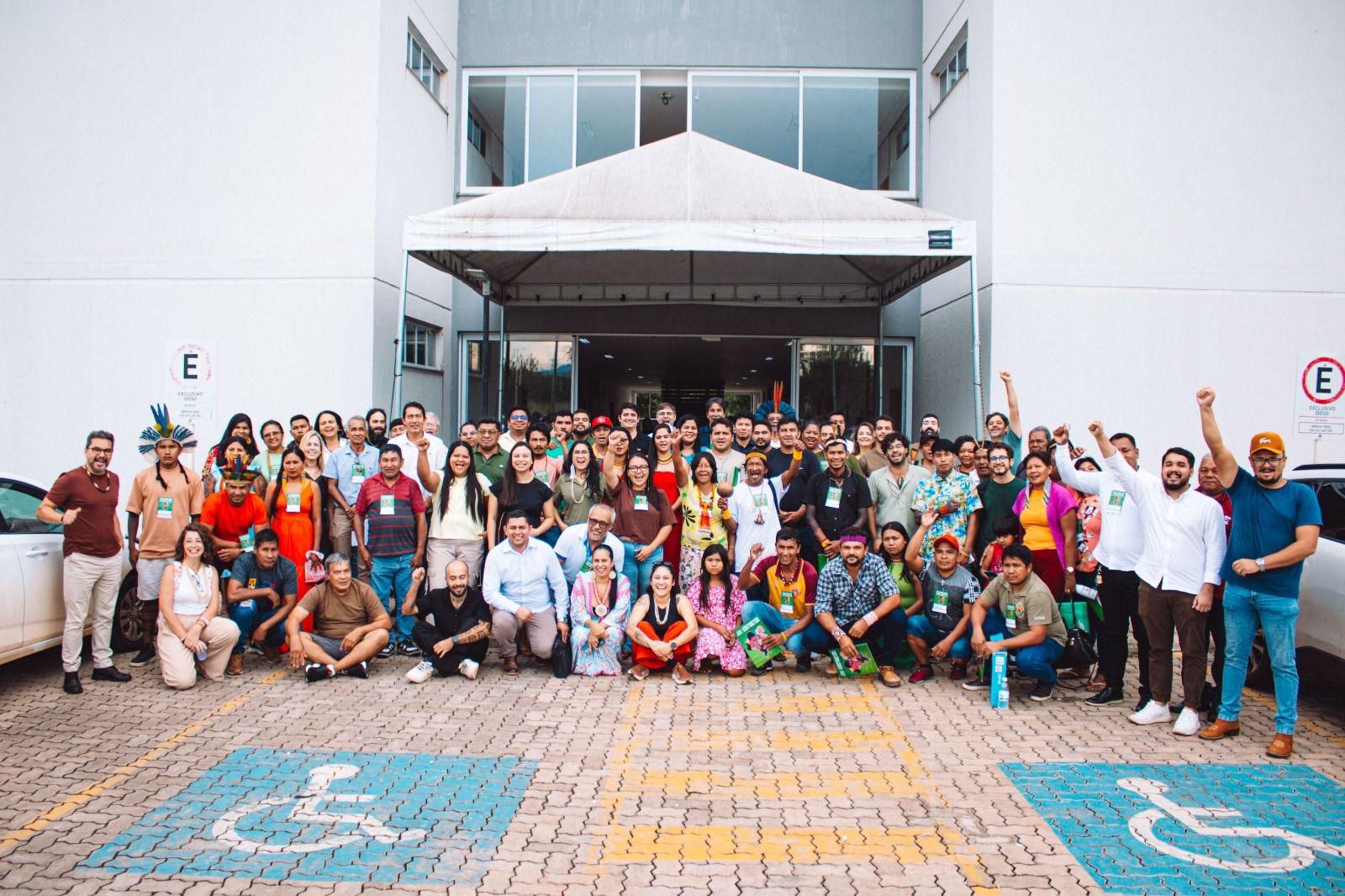 Dezenas de participantes se reúnem para foto ao final do 3º dia de oficina.