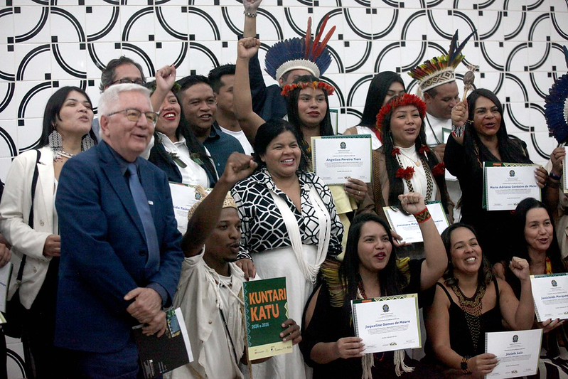 Sonia Guajajara está rodeada pelos cursistas do Kuntari Katu segurando diplomas de formação.