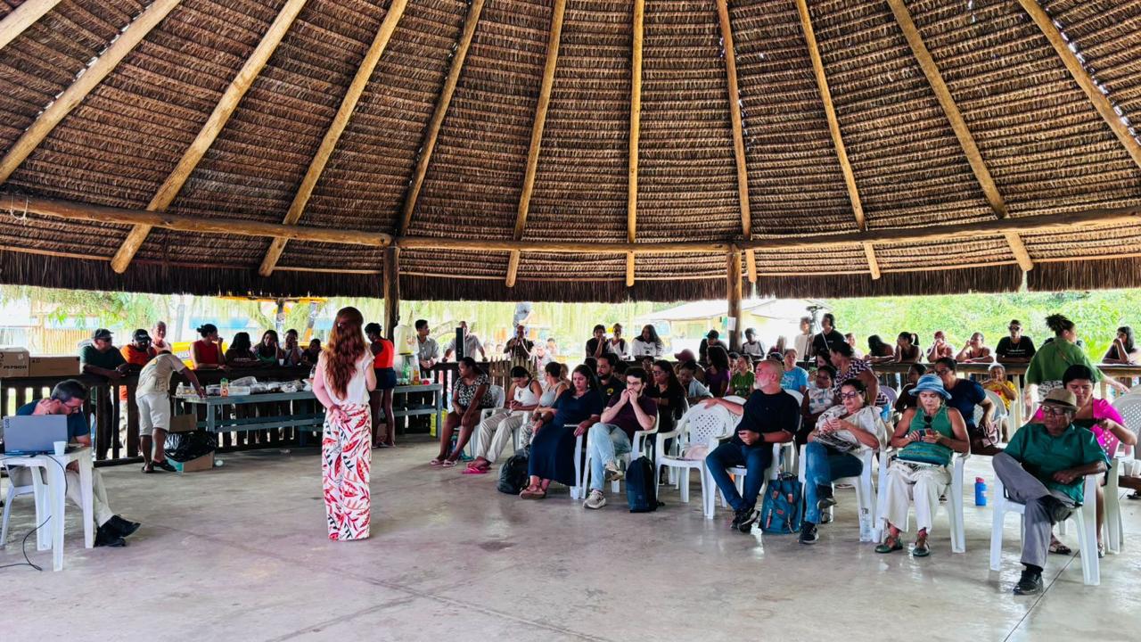 Representante do MPI apresenta Novo Acordo do Rio Doce em maloca para público indígena.