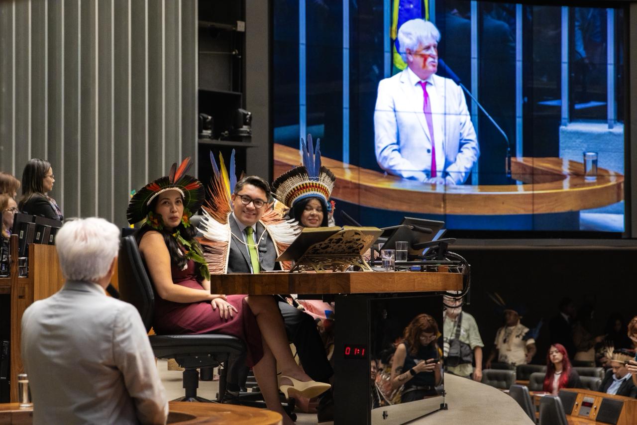 Ministro Eloy Terena no plenário da Câmara acompanhado da deputada federal Sonia Guajajara