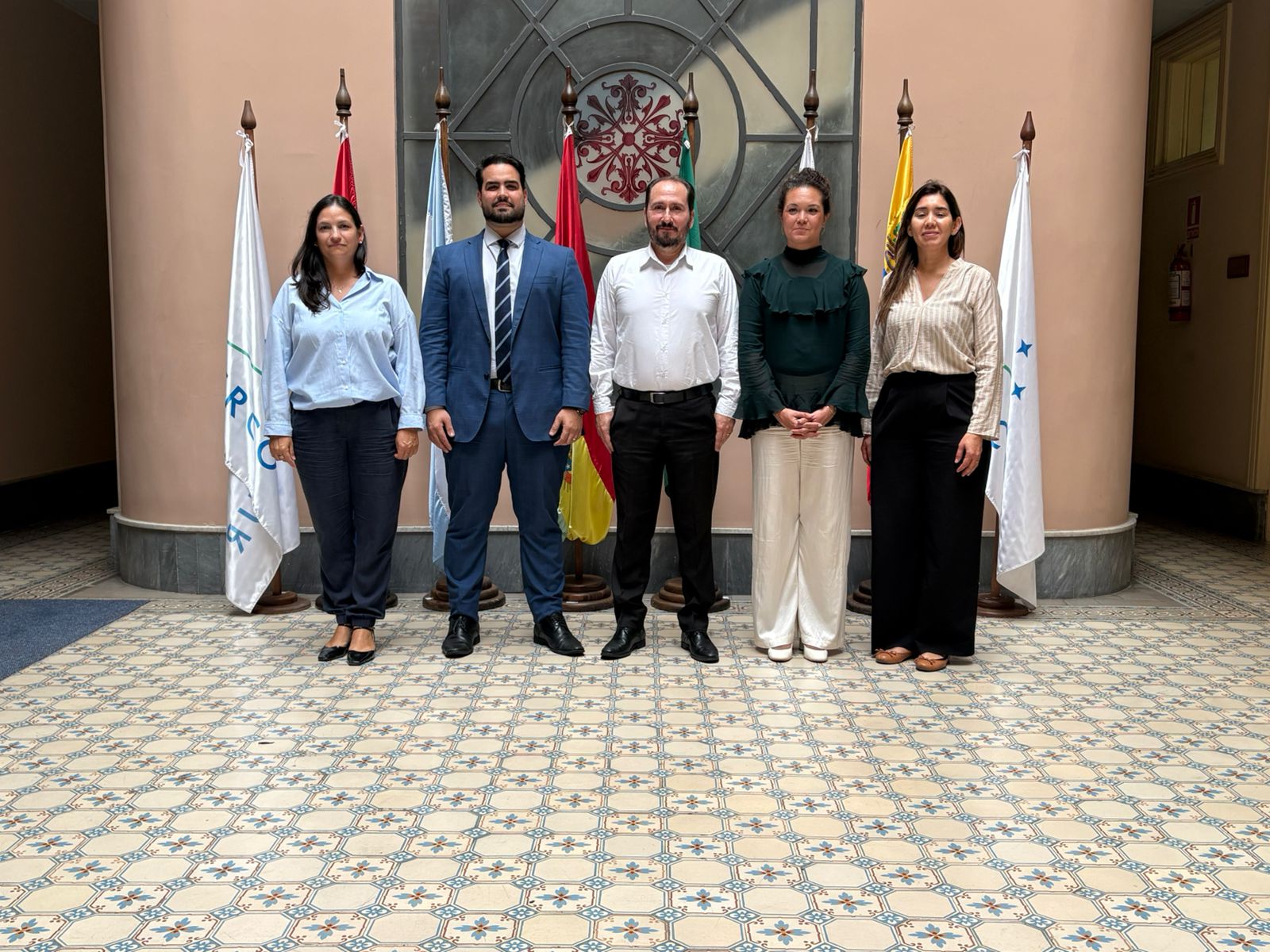 Cinco pessoas posam para foto.