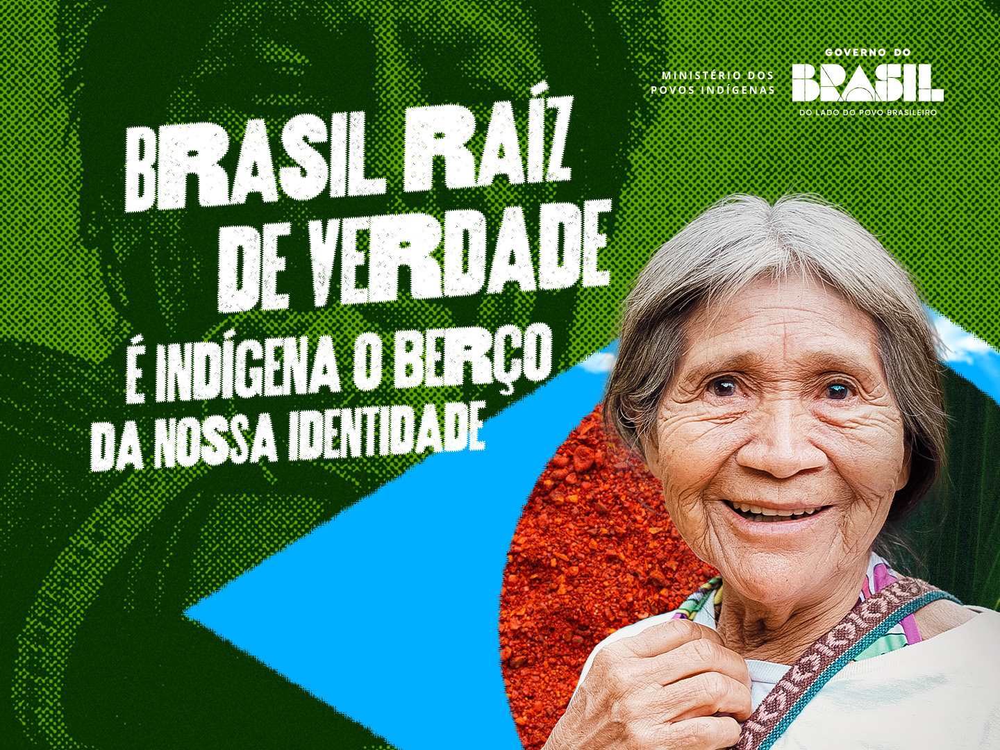 Senhora Indígena sorri com banner contendo o slogan da campanha ao fundo.