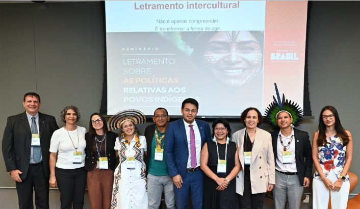 Pessoas posam para foto.