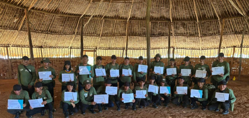 Indígenas Yanomami seguram certificados do ciclo de oficina de monitoramento