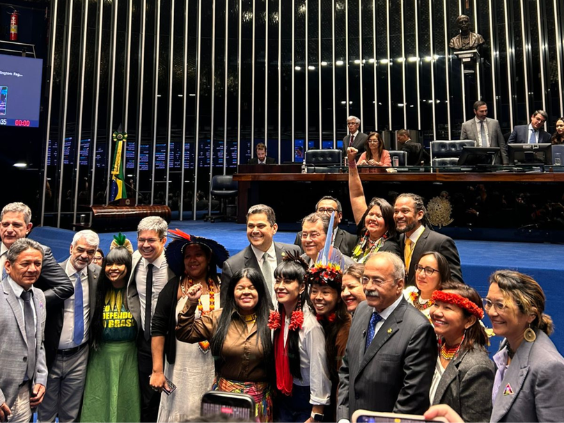 Parlamentares comemoram comemoram aprovação do projeto de UNIND no Senado