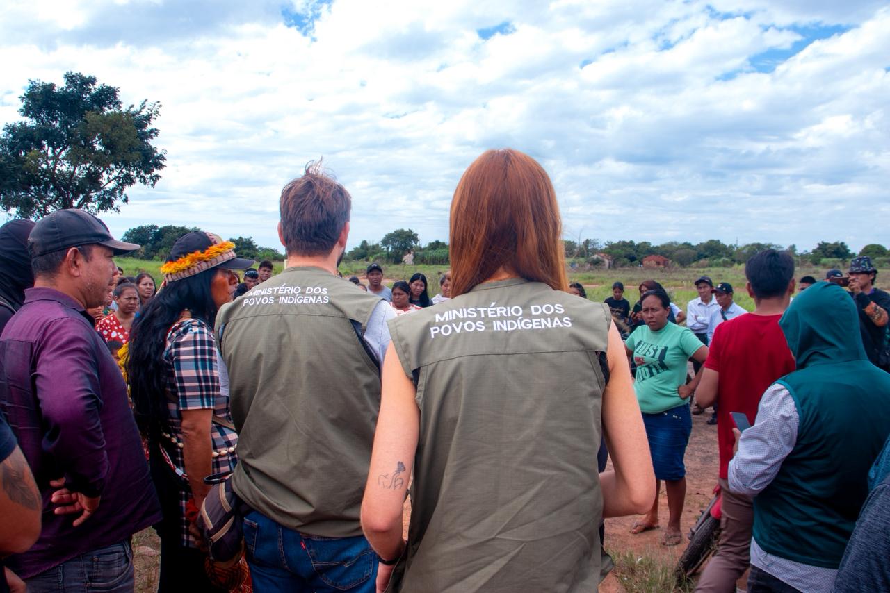 Equipe do MPI dialoga com indígenas Guarani Kaiowá em rodovia do MS após assassinato de liderança