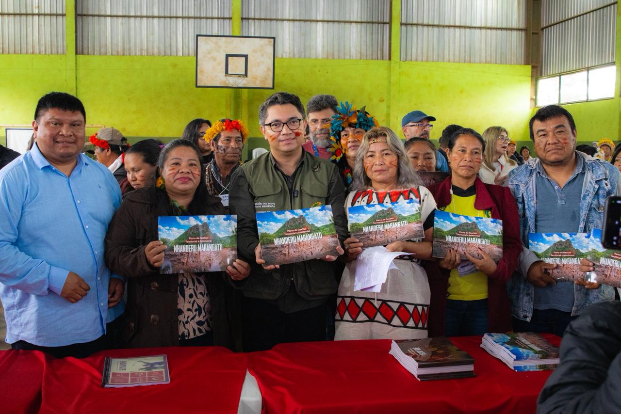 Indígenas seguram documentos do PGTA