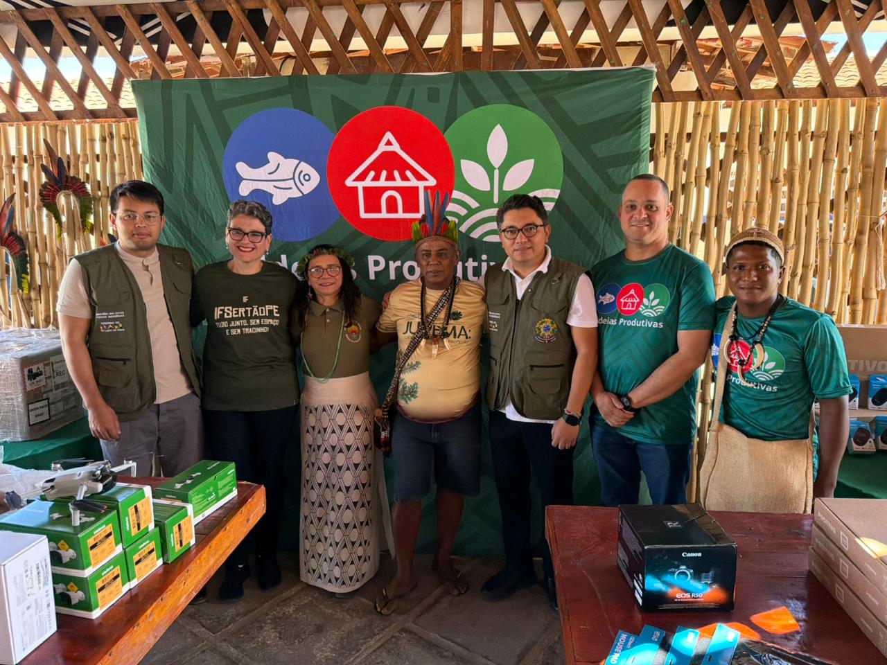 Representantes do MPI e do IFSertãoPE posam para foto