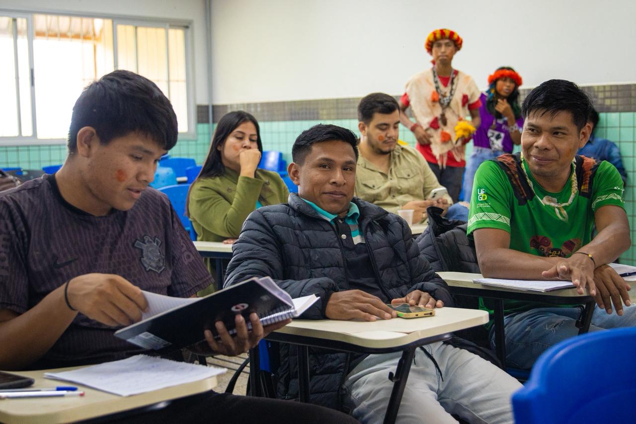 Alunos Guarani Kaiowá em sala de aula