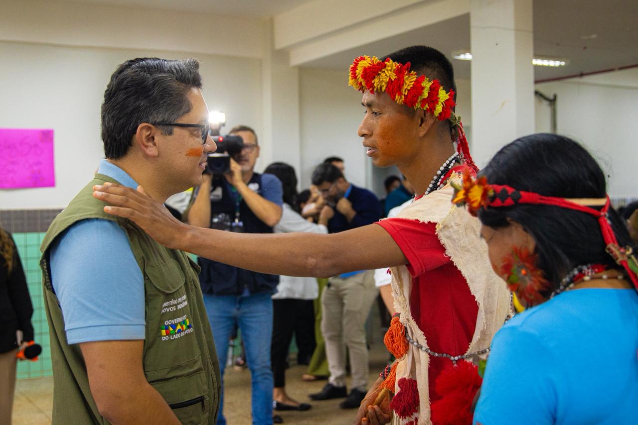 Eloy Terena e liderança indígena dialogam