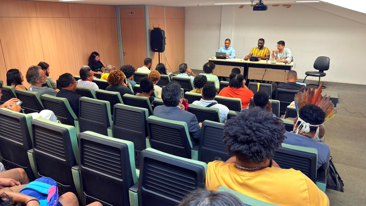 Reunião promovida em sala fechada