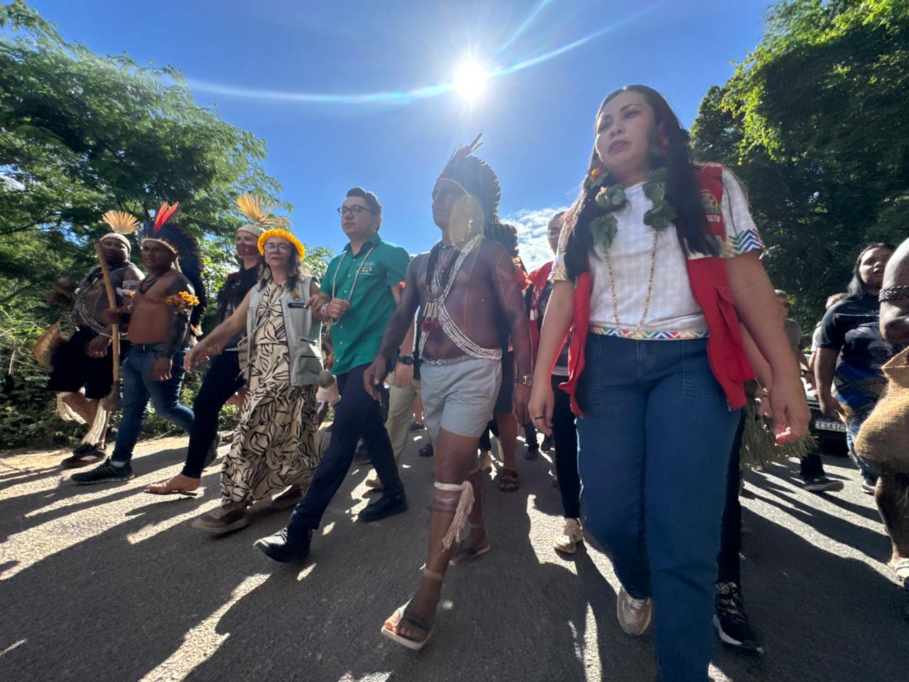Ministro dos Povos Indígenas, presidenta da FUNAI e secretária de saúde indígena caminham em marcha Xukuru