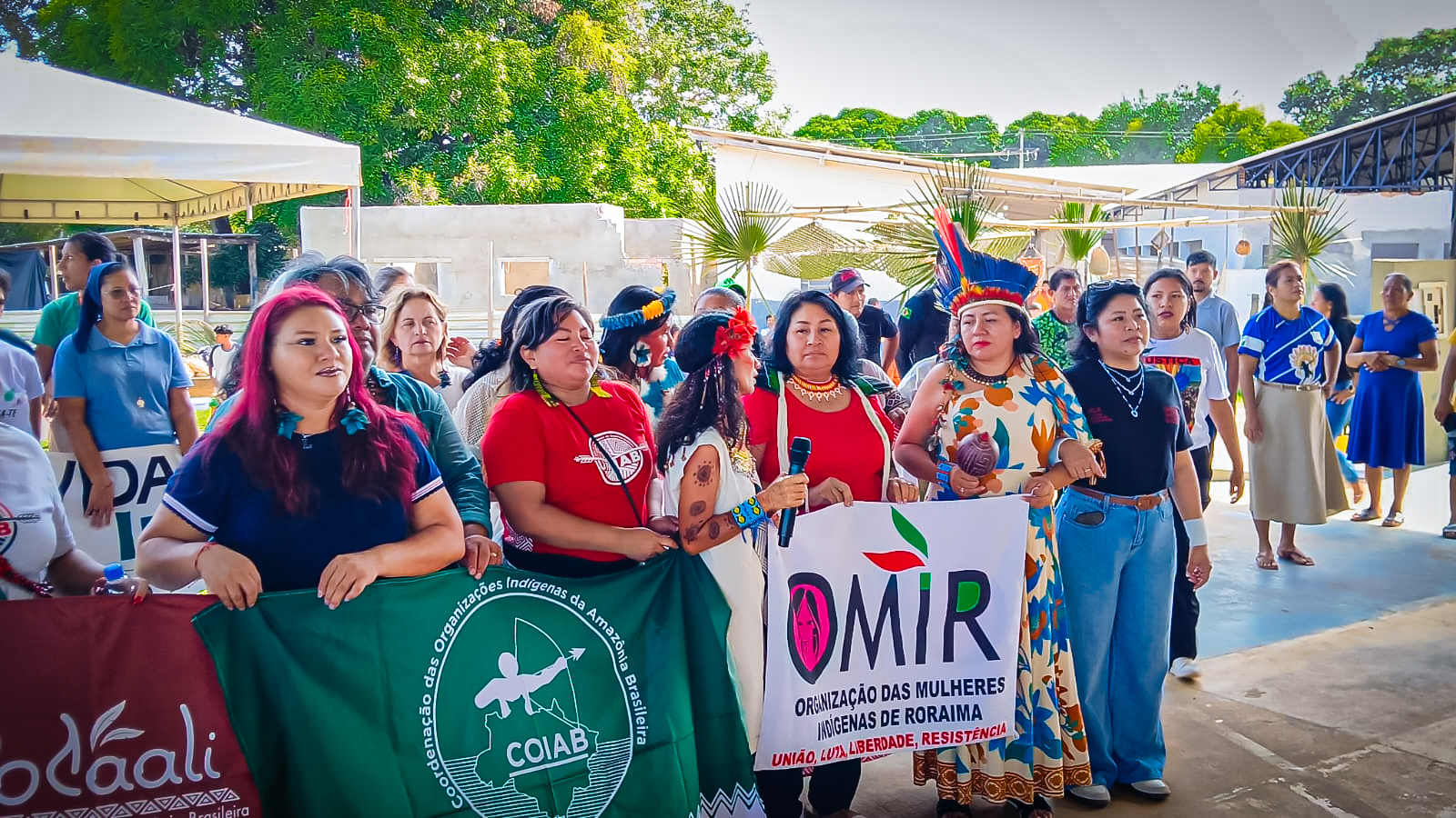 Mulheres indígenas seguram bandeiras de movimento social em Roraima