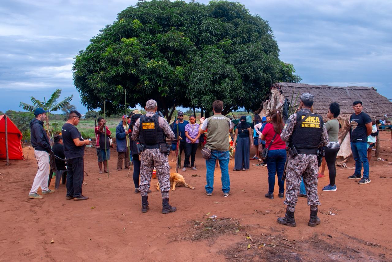 Equipe do MPI dialoga com indígena Guarani na Reserva Indígena Limão Verde
