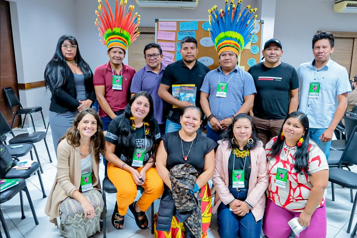 Indígena posam para fotografia