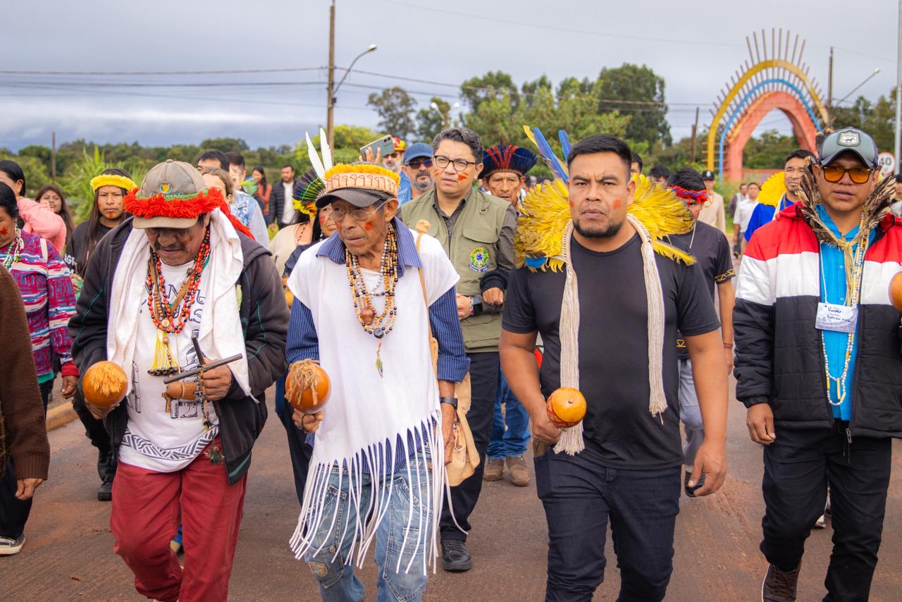 Indígenas seguram documentos do PGTA