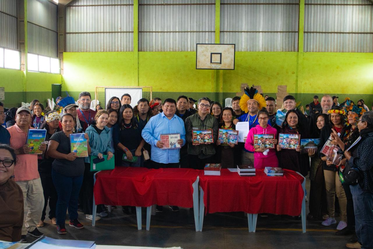 Indígenas seguram documentos do PGTA