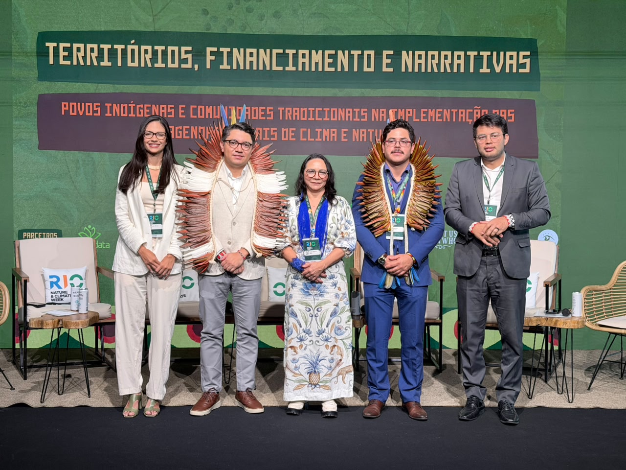 Representantes do MPI posam para foto
