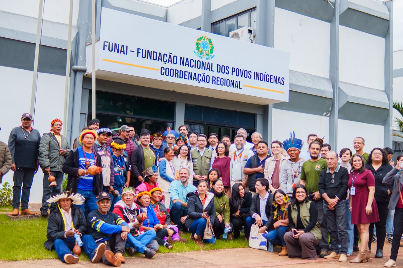Indígenas e servidores posam para foto em frente à nova sede
