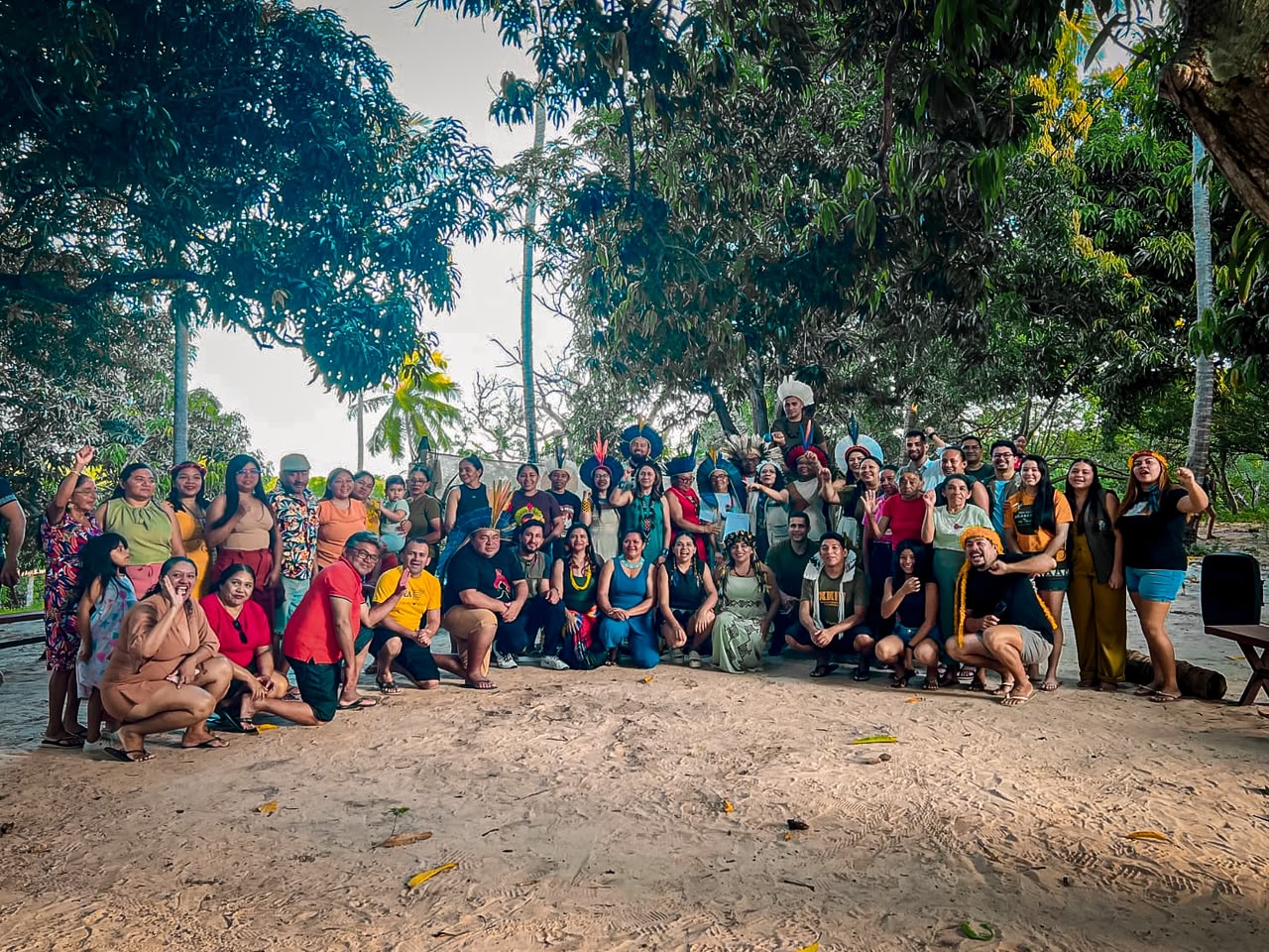 Indígenas posam para foto