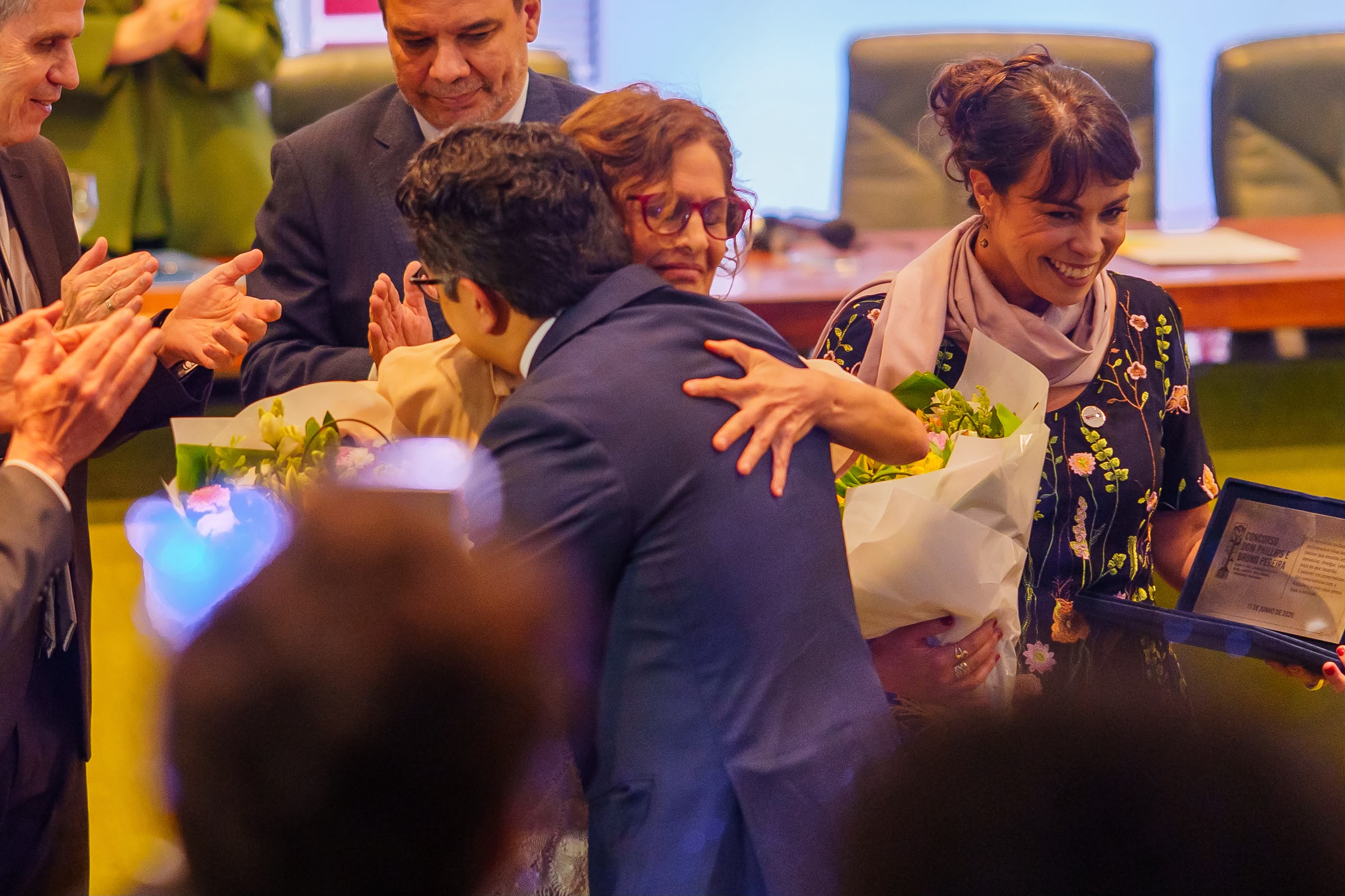 Ministro Eloy Terena abraça viúvas de Dom Phillips e Bruno Pereira no Itamaraty