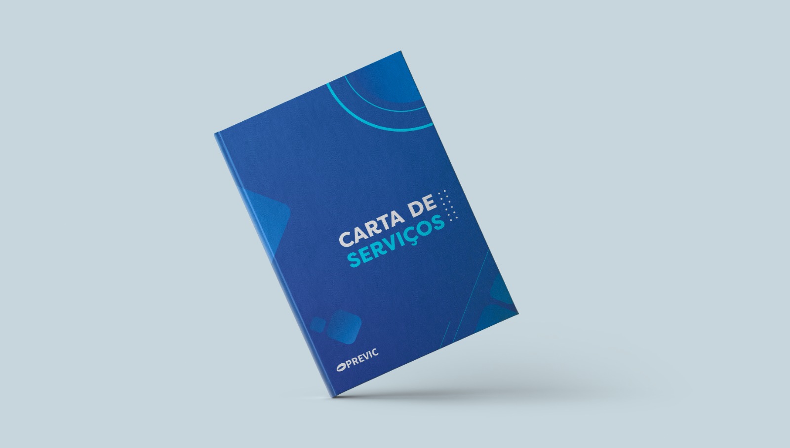 Representação da Carta de Serviços em 3D. A capa tem elementos gráficos abstratos em tons de azul claro, onde se lê o título e a marca da PREVIC.