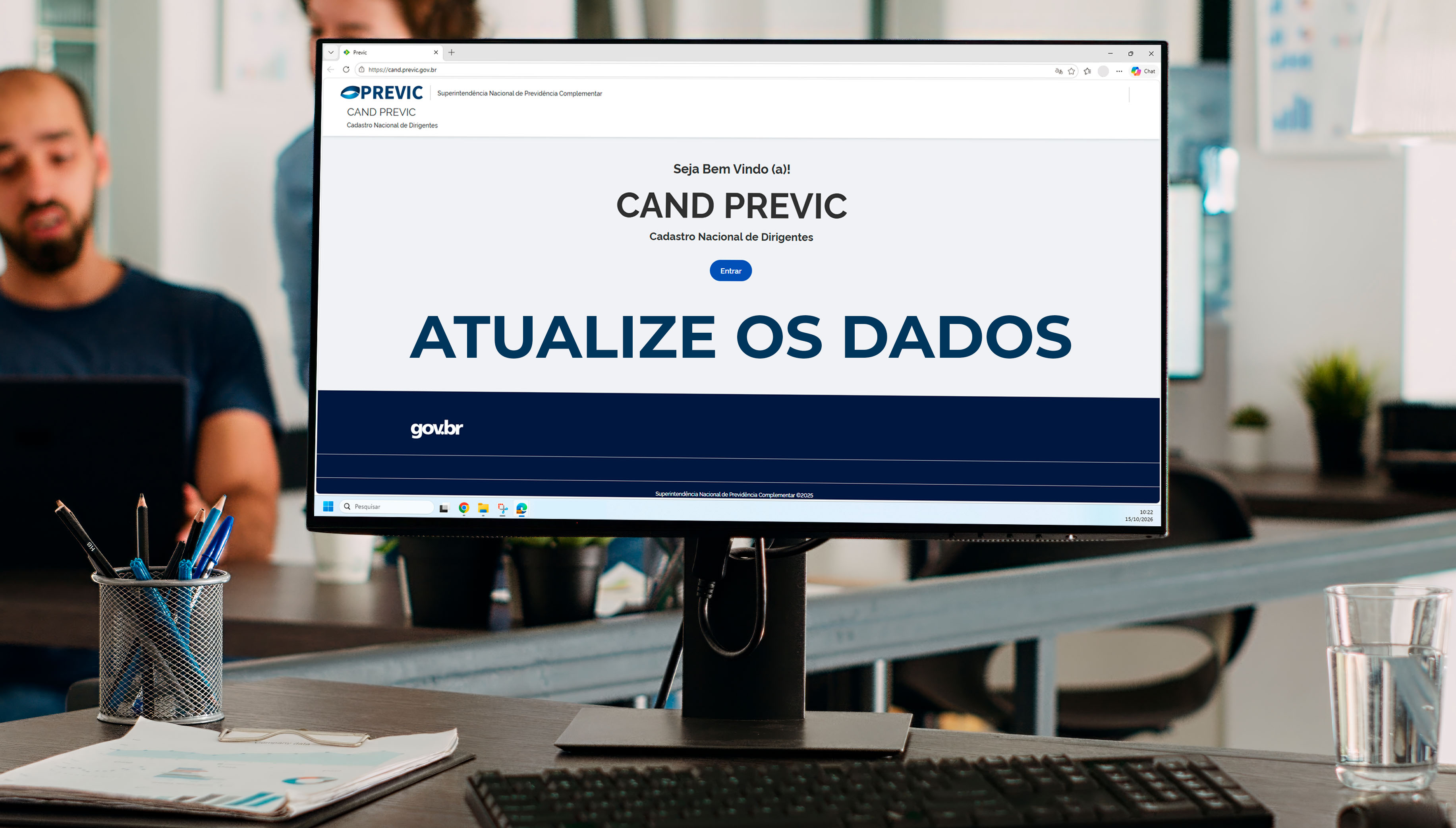 Monitor exibindo a tela inicial do sistema CAND PREVIC com a frase "Atualize os dados".