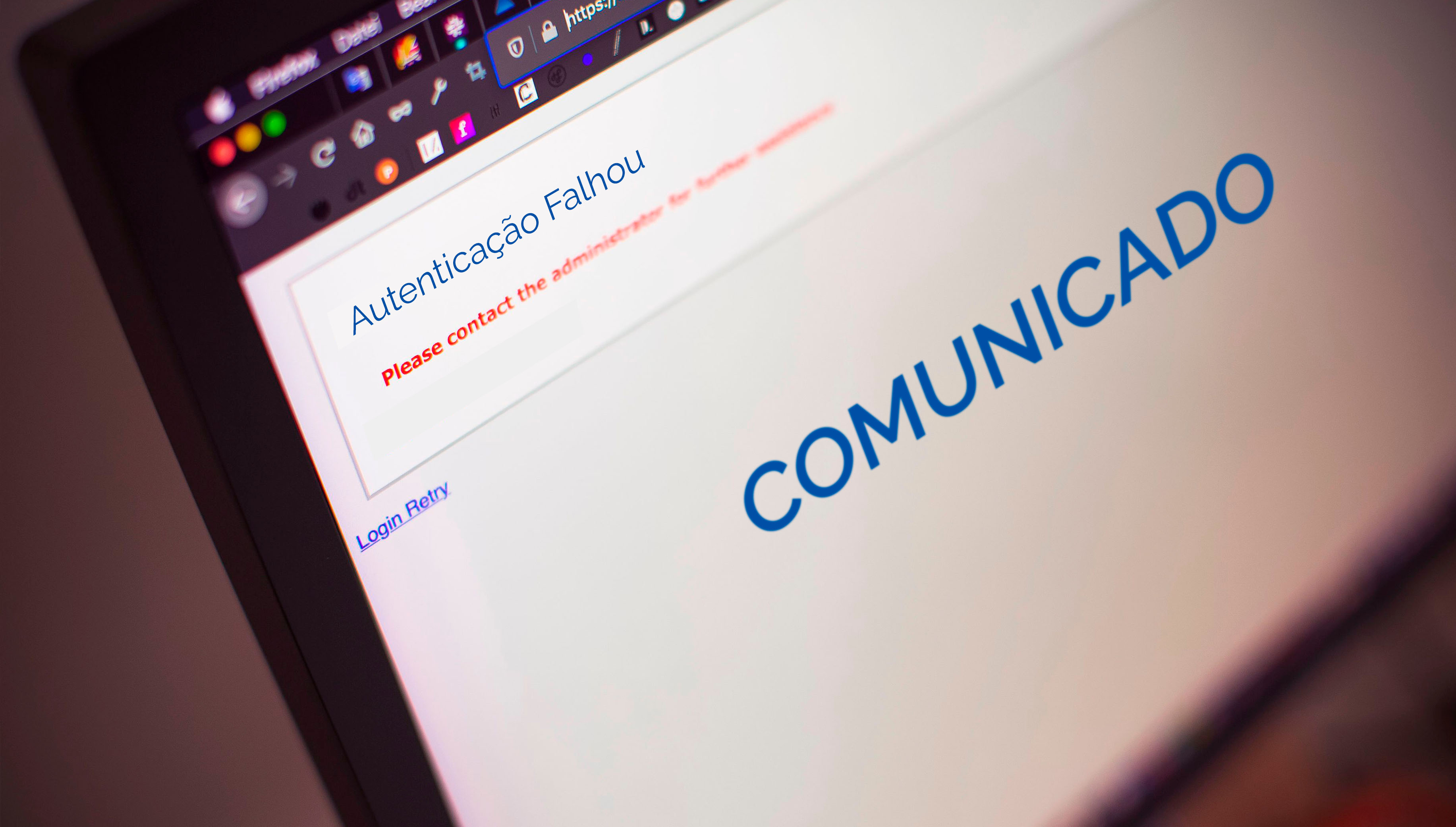 Tela de monitor mostrando erro de acesso com o texto 'Autenticação Falhou'