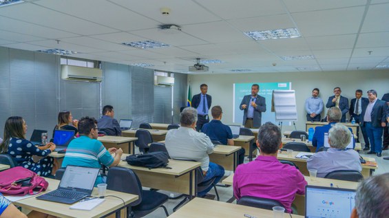 Ministro discursa para servidores