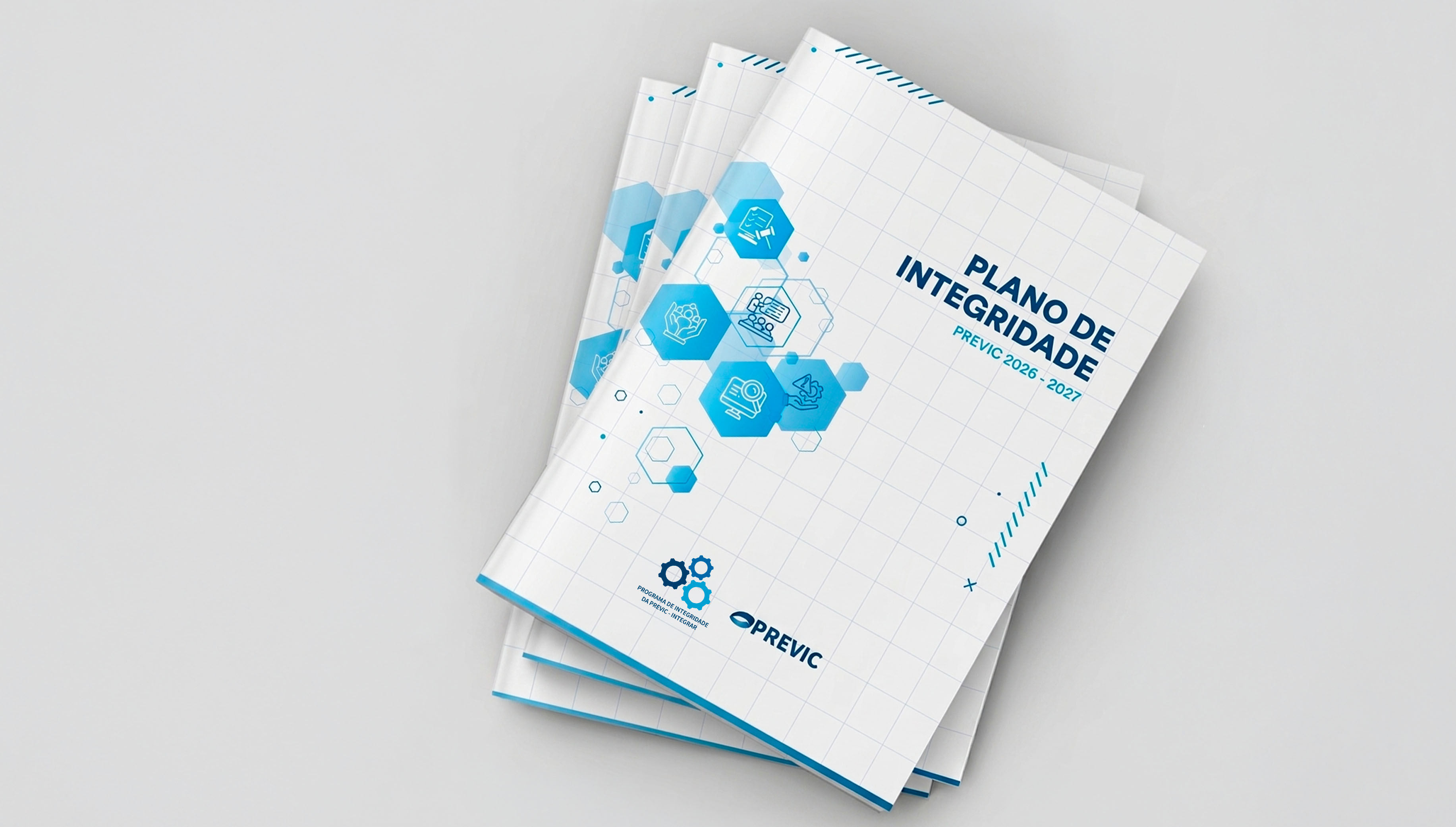 Pilha de relatórios com a capa: Plano de Integridade PREVIC 2026-2027 em azul e branco