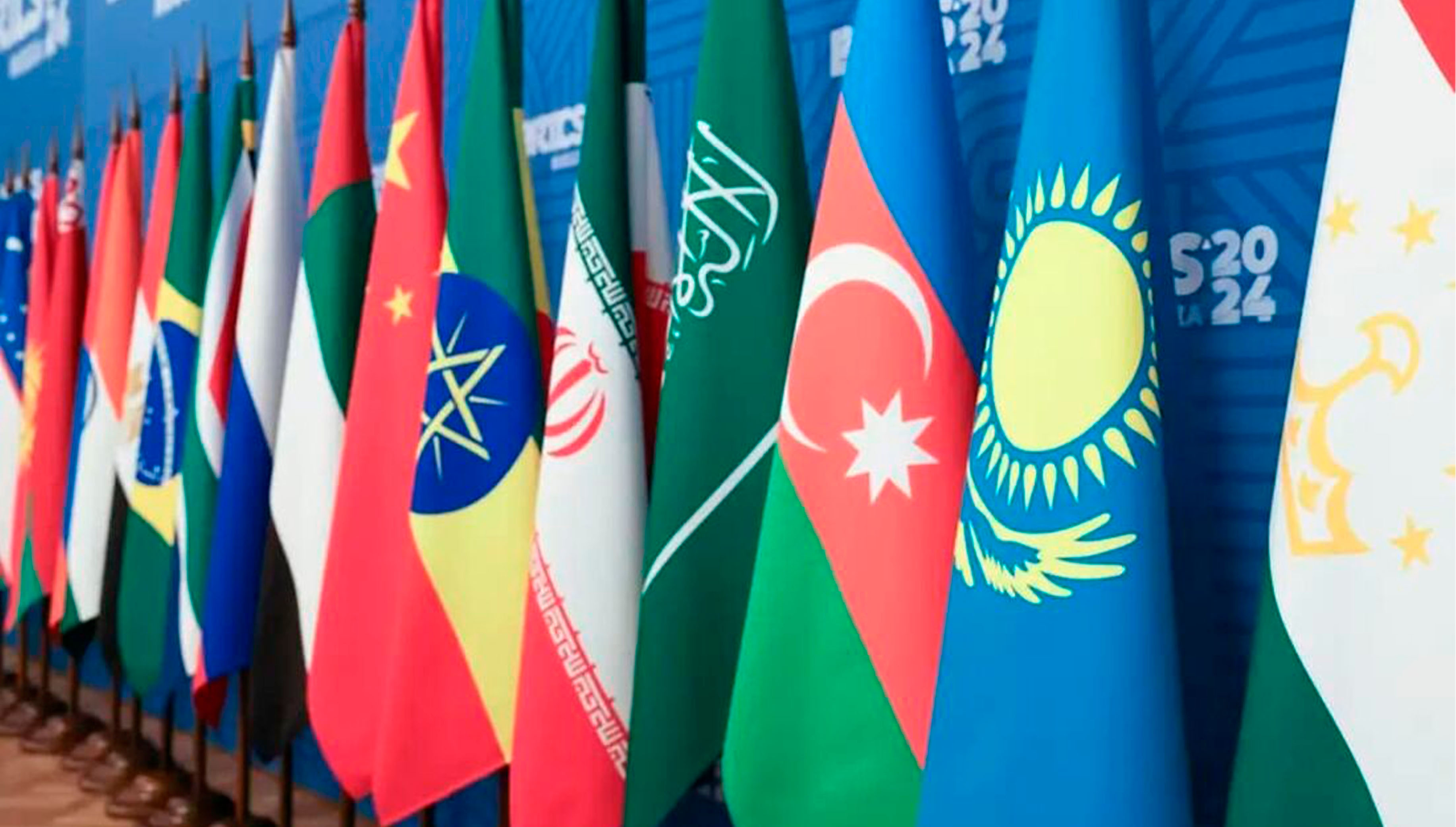 Bandeiras dos países participantes do BRICS, enfileiradas lado a lado