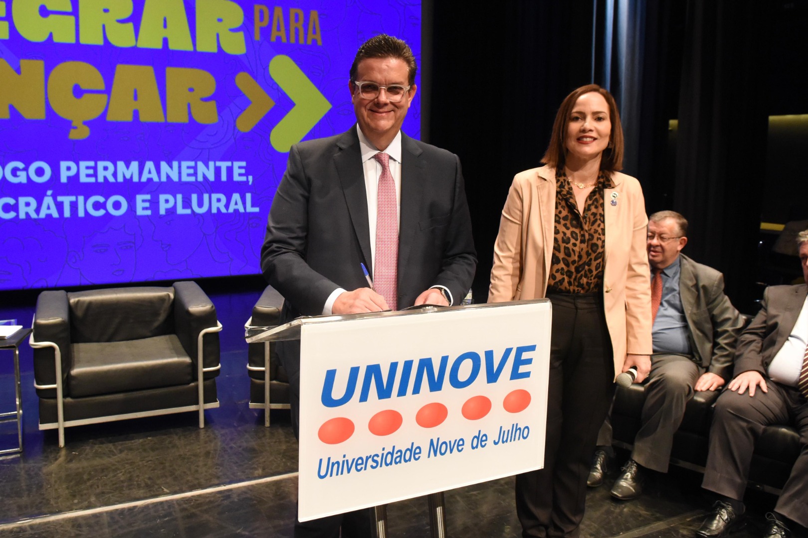 Na ocasião, foi realizada a assinatura do novo Regimento Interno do Conselho