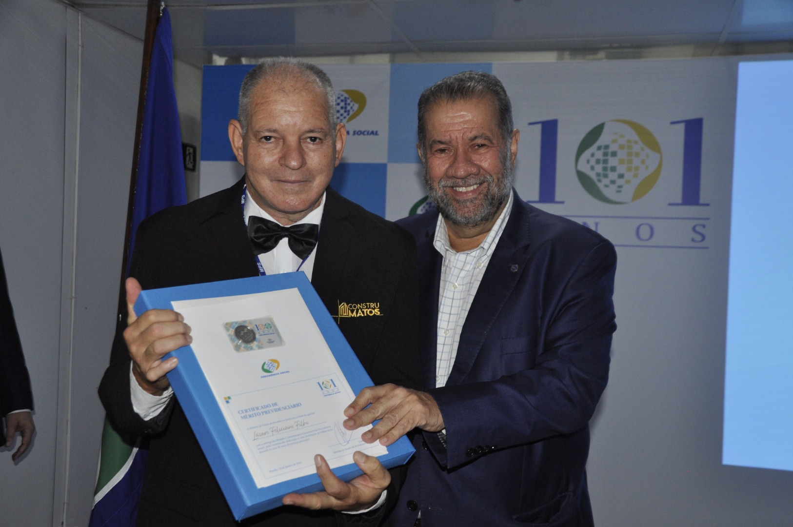 Ministro Carlos Lupi entregando a medalha comemorativa para Lázaro Feliciano Filho
