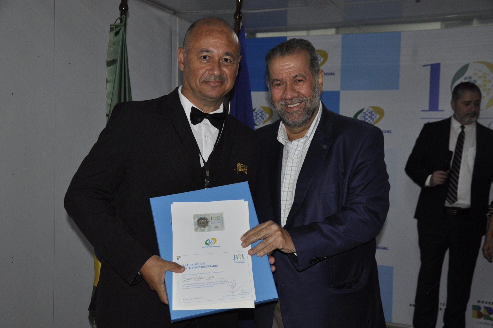 Ministro Carlos Lupi entregando a medalha comemorativa para Clécio Matias Silva