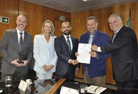 INSS e Defensoria Pública da União assinam acordo no Ministério da Previdência