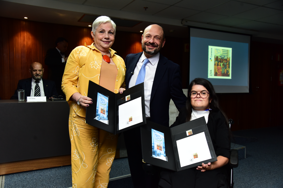 Presidente do INSS homenageia duas servidoras