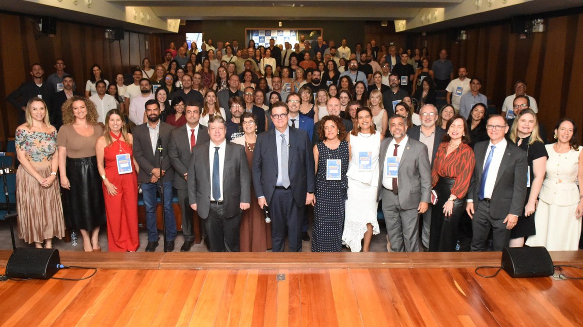 Em Florianópolis (SC), Wolney Queiroz se reuniu com dirigentes e servidores ao lado do presidente da Dataprev e marcou a primeira reunião do Comitê Gestor da carreira do Serviço Social
