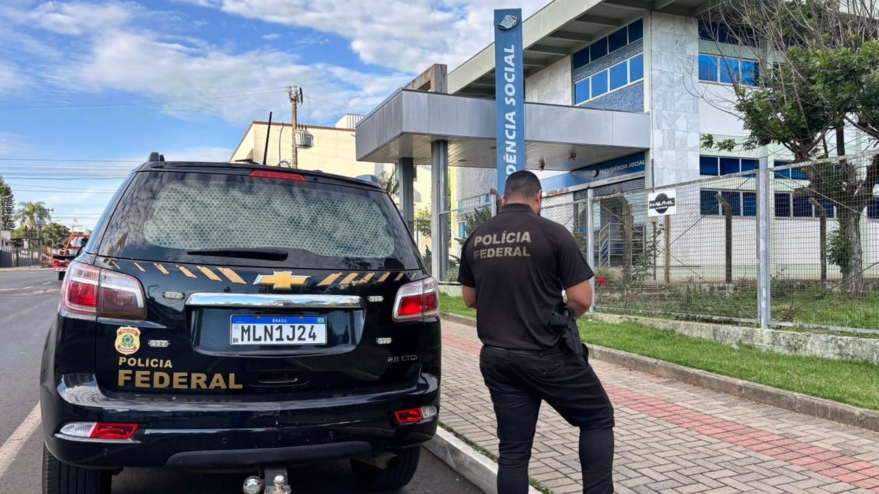 A prisão ocorreu no momento do saque do benefício, impedindo a consumação do prejuízo aos cofres públicos