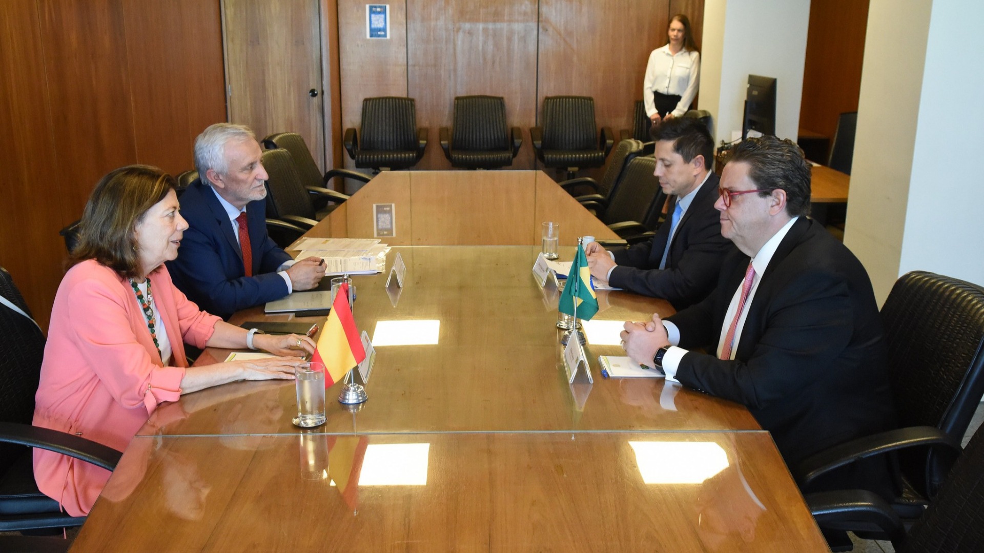 Ministro Wolney Queiroz e embaixadora da Espanha alinham agenda de cooperação para modernização da gestão previdenciária