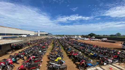 A União, por intermédio da Superintendência Regional da Polícia Rodoviária Federal em Rondônia – SPRF/RO através do
Escritório de Gestão de Veículos Recolhidos (EGVRs), torna público, após procedidas todas as notificações oficiais e
decorrido os prazos legais, que no local, data e horário indicados neste edital, será realizada licitação, na modalidade
LEILÃO, do tipo maior lance, para venda de veículos apreendidos ou removidos a qualquer título e não reclamado por seu
proprietário, dentro do prazo de sessenta dias, contado da data de recolhimento, nos pátios administrados pela Regional do
Estado de Rondônia, classificados como conservado (recuperáveis para circulação), sucata (para reciclagem de peças, com
numeração de motor e câmbio inservíveis), com fundamento: na Lei nº 9.503, de 23 de setembro de 1997, que instituiu o
Código de Trânsito Brasileiro; na Lei nº 13.160, de 25 de agosto de 2015, na Lei nº 13.281, de 04 de maio de 2016, que
alteram o Código de Trânsito Brasileiro, quanto ao recolhimento e leilão de veículos e bens; na Lei nº 14.133, de 1º de
abril de 2021; na Resolução nº 623, de 6 de setembro de 2016 do CONTRAN, que dispõe sobre a uniformização dos
procedimentos administrativos quanto à remoção, custódia e para a realização de leilão dos veículos removidos ou
recolhidos a qualquer título, por órgãos e entidades componentes do Sistema Nacional de Trânsito; na Lei nº 12.977, de 20
de maio de 2014, que regula e disciplina a atividade de desmontagem de veículos automotores terrestres; na Lei nº 8.722,
de 27 de outubro de 1993 e no Decreto nº 1.305, de 9 de novembro de 1994, que tratam sobre a baixa de veículos vendidos
como sucata e na PORTARIA SPRF-RO/PRF Nº 154, DE 05 DE AGOSTO DE 2025 - Doc. Sei nº 68338202 que nomeia
o Escritório de Gestão de Veículos Recolhidos - EGVRs/RO, conforme processo n° º 08671.009148/2024-02 (Escritório
de Gestão de Veículos Recolhidos (EGVRs) e das Bases Descentralizadas de Gestão de Veículos Recolhidos (BDGVRs)
no âmbito da Superintendência da Polícia Rodoviária Federal em Rondônia e 08671.001359/2023-16 (contratação
leiloeiro), contrato Nº 01/2024, Sei nº 53529280 e demais especificações contidas neste Edital.