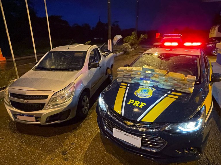Polícia Rodoviária Federal (PRF) prende motorista com 29 kg de pasta base de cocaína