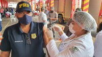 Policiais Rodoviários Federais no Acre tomam 1ª dose da vacina contra a covid-19