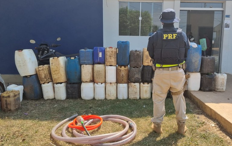 PRF apreende combustível vendido e armazenado de forma ilegal em Senador Guiomard/AC