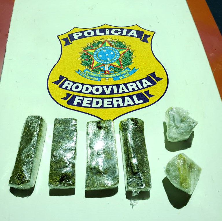 PRF apreende três pessoas por tráfico de drogas em Capixaba