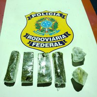 PRF apreende três pessoas por tráfico de drogas em Capixaba