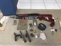 PRF encontra armas e drogas em veículo e prende uma pessoa e apreende duas menores