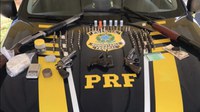 PRF encontra armas e drogas em veículo e prende uma pessoa e apreende duas menores