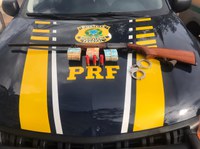 PRF apreende espingarda em veículo na BR 364